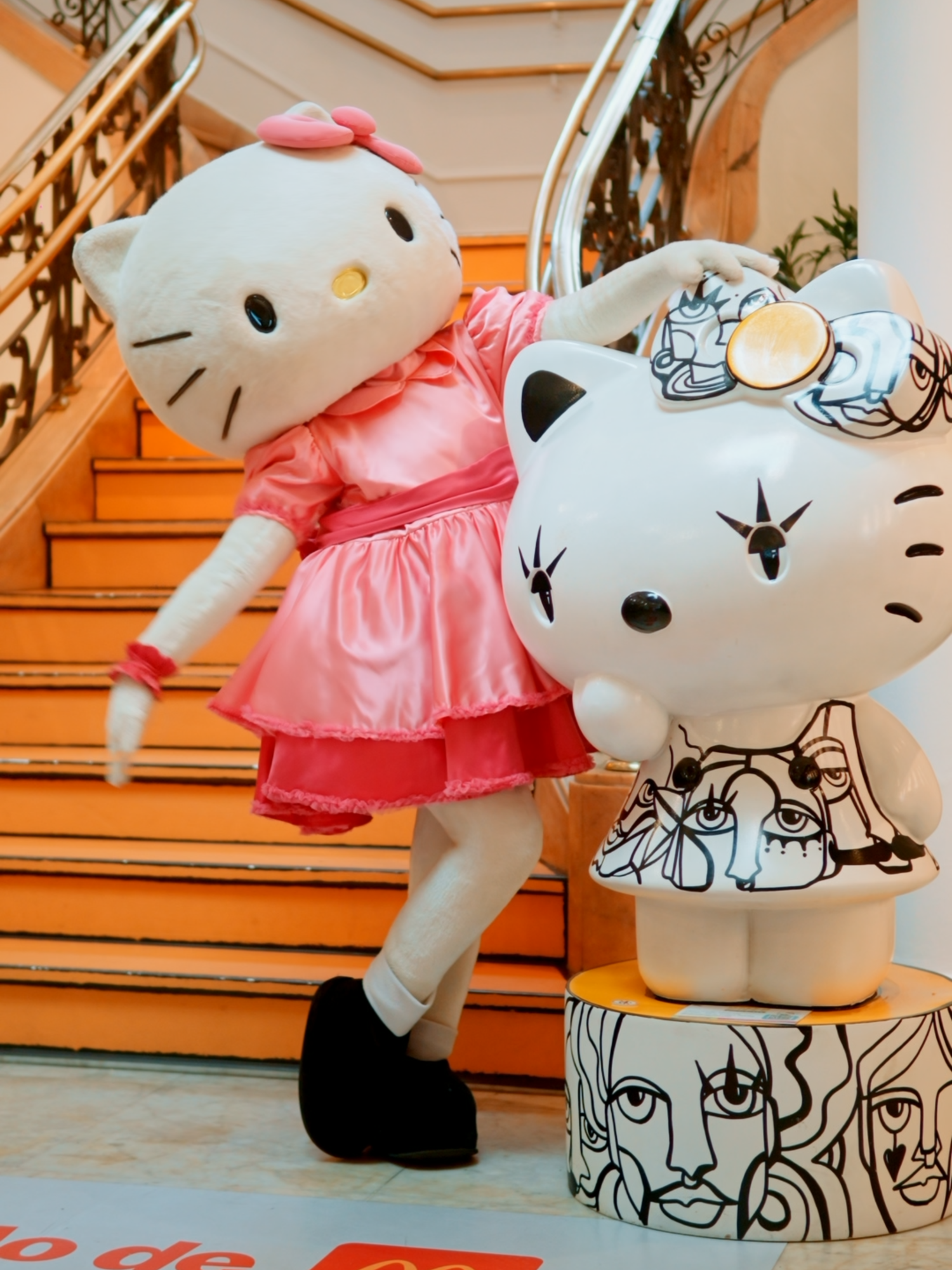 Não foi só a Hello Kitty que brilhou no conversível: nossas 3 sobremesas exclusivas também desfilaram cheias de estilo, com sabor digno de trend 🍦💗   Agora é a sua vez de fazer esse tour pela Hello Kitty Parade. São 8 Méquis em São Paulo com estátuas pra você tirar aquela fotinha com a Hello Kitty. E aí, bora?