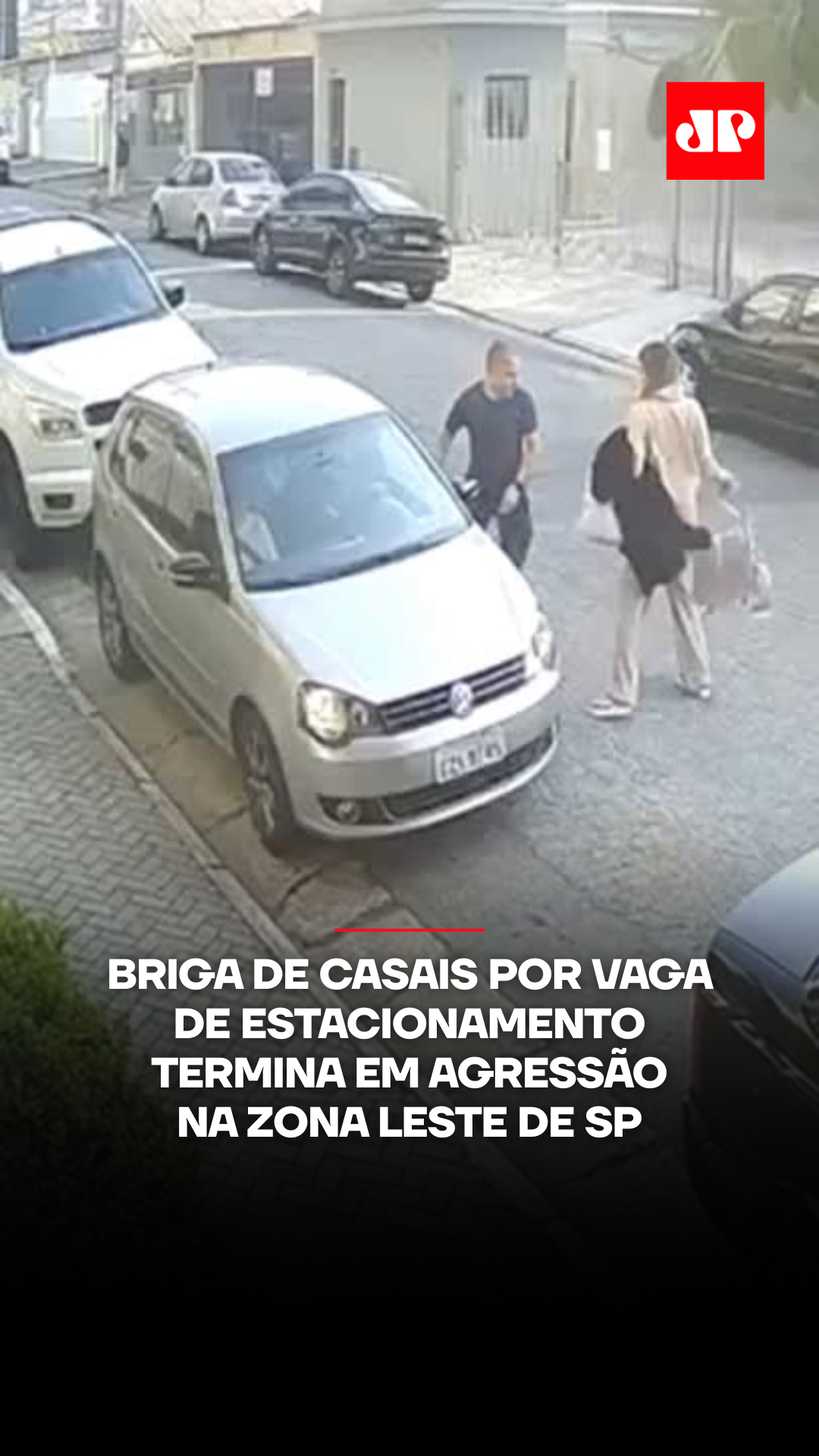 Dois casais se envolveram em uma briga com socos e puxões de cabelo após uma discussão por causa de uma vaga de estacionamento na tarde de domingo (17), no bairro do Carrão, zona leste de São Paulo. Segundo o boletim de ocorrência, um casal parou o carro na vaga de visitantes de um prédio para retirar malas quando outro casal, que também queria estacionar no local, começou a buzinar pedindo pressa. O homem que aguardava a vaga passou a bater no veículo parado, e a mulher que estava dentro dele reagiu, arremessando uma mochila contra ele. A esposa do agressor desceu do carro e iniciou uma briga com a passageira. Imagens de uma câmera de segurança mostram a confusão, que precisou ser apartada por transeuntes. O caso foi registrado pela Polícia Civil como lesão corporal. 📺 Confira na JP News e Panflix #JovemPanNews #Brasil #SãoPaulo #SP #Agressão #Briga #Confusão #Carros #Veículos