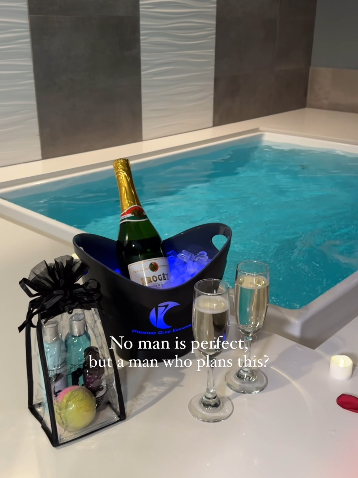 Imagine walking into a suite where the music is already flowing, the lights set to your mood, and rose petals scattered across the bed. Champagne on ice, candles glowing by the tub, and indulgent spa touches waiting. This is the kind of detail that transforms a night into a memory. 📷 Add this package to your stay when booking your suite — the link to our website is in our profile bio.