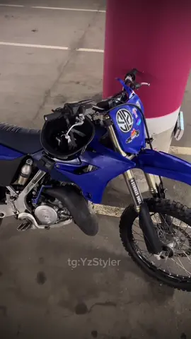 Yamaha YZ125 — гоночный мотоцикл для мотокросса, оснащенный двухтактным двигателем с жидкостным охлаждением объемом 124 куб. Даже после того, как конкуренция стала сосредоточена на 4-тактных двигателях, производство продолжалось, и благодаря легкости и мощности, уникальным для 2-тактных двигателей, они также использовались в гонках эндуро. Тем не менее, он был выстроен как мотокросс. В серии YZ используются полноразмерные колеса (дюймы F21 / R19) от этого YZ125. Модель 2022 года впервые за 17 лет претерпела полную смену модели и оснащена новым двигателем с задним прямым впуском. Также были проведены оптимизация рамы и инновации в тормозах. * Приобретение номера и вождение по дорогам общего пользования не допускаются.#yz125 #yamaha #лабубу #питбайк #swag 