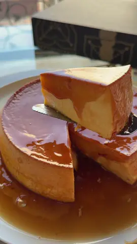⁨	⁨😋 كرملناها وقلبناها🤤👌🏻 وصارت مكرملة وتقطر كراميل! 🍮 جدر بالإلبة الكويتية المكرملة🤤لذيييييذه موجود الحين بموقعنا الإلكتروني (الرابط في البايو 👆🏻)#إلبة_كويتيه #إلبه #ريلز_كويت  وعلى فكرة… الجدر الفاضي متوفر بعد 👌🏼حبيتوها مقلوبه ؟🔄⁩⁩⁩⁩⁩⁩#dessertryelba #كويت #elba #زعفران #هيل #حلويات #tryelba #كويت_تيك_توك🇰🇼
