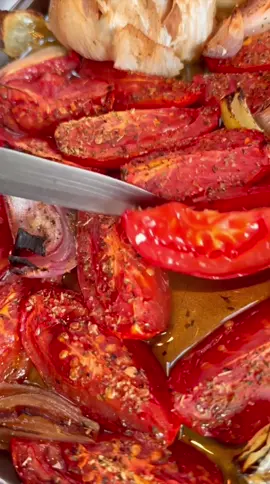 C’est le temps des tomates! On fait une soupe à la tomate rôtie! Mes tomates était sur le comptoir depuis déjà 3 jours, il était temps! Recette simple et fraîche de fin d’été! Bon Appétit! #tomates #soupe #recette #frais #simple 