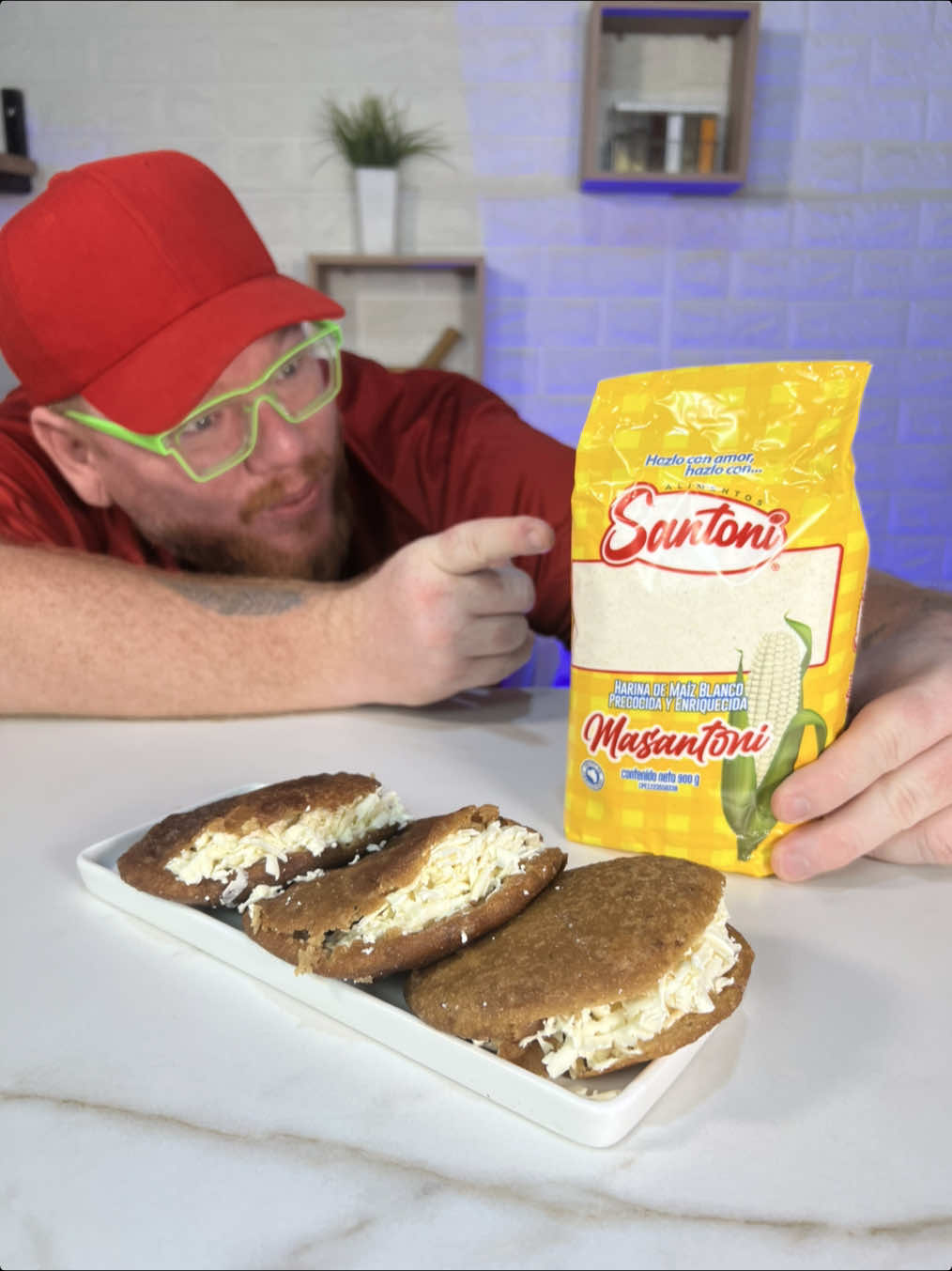 Cómo tú me vas a decir que la comida venezolana no es de las mejores del mundo si nuestra es la arepa!!! Y entre un sin fin de arepas que hemos creado hoy hacemos una de mis favoritas!! Obviamente que hablamos de la arepa dulce y de paso la hacemos juntos a mi gente de @AlimentosSantoni que a partir de hoy usamos su harina de maíz que está brutal! Creeme cuando te digo que tiene la mejor calidad y al mejor precio!!  #Receta #comida #arepa #dulce #venezuela