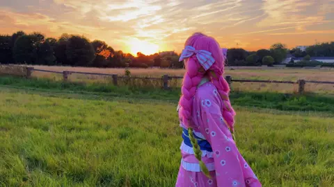 I adore this cosplay and the song reminds me of warm memories ✨☀️ And once again, huge thanks to Curseyoubayle from Throne for this beautiful cosplay 🎀 I’m insanely grateful 💖 Btw Mitsuri’s sword still hasn’t arrived yet 😭😓 #mitsuri #cosplay #demonslayer #kimetsunoyaiba #anime 