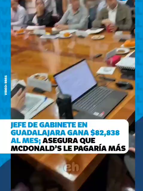 ¿Dónde hay trabajos así? Bernardo Fernández Labastida, jefe de gabinete del Ayuntamiento de Guadalajara, declaró que podría ganar más trabajando en McDonald's que con su salario de $82,838 pesos mensuales. El funcionario se quejó de trabajar entre 12 y 15 horas diarias, un comentario que ha generado una ola de críticas y debate en redes sociales. ¿Tú qué opinas? #Guadalajara #SueldosPúblicos #Noticias #QuejaLaboral