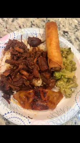 Takeout who? 🤤 Made bourbon chicken, potstickers, spring rolls, AND broccoli at home and yes, it’s better than the restaurant #FoodieWin #BourbonChicken #AsianInspired #HomemadeTakeout #FoodieLife
