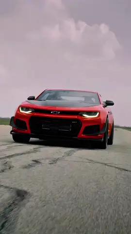 🔥 Chevrolet Camaro ZL1: el muscle car que desafió a todos 🏁 . . El Camaro ZL1 no es solo un auto; es el golpe más fuerte que Chevrolet lanzó en la guerra de los muscle cars. Con un motor brutal y una historia llena de poder, este monstruo nació para intimidar a Mustang y a cualquiera que se atreviera a retarlo. Descubre cómo este ícono se convirtió en leyenda. #CamaroZL1 #Chevrolet #MuscleCar #HistoriaDeAutos #V8Power 
