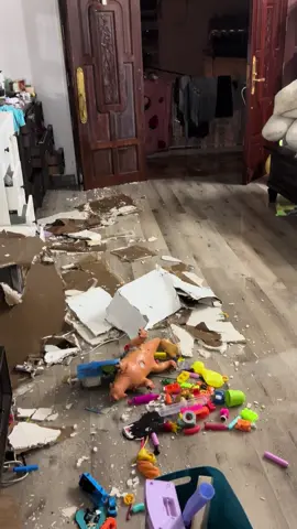 3h rưỡi sáng mấy mẹ con đang ngủ thì nhà sập xuống như thế này 😭