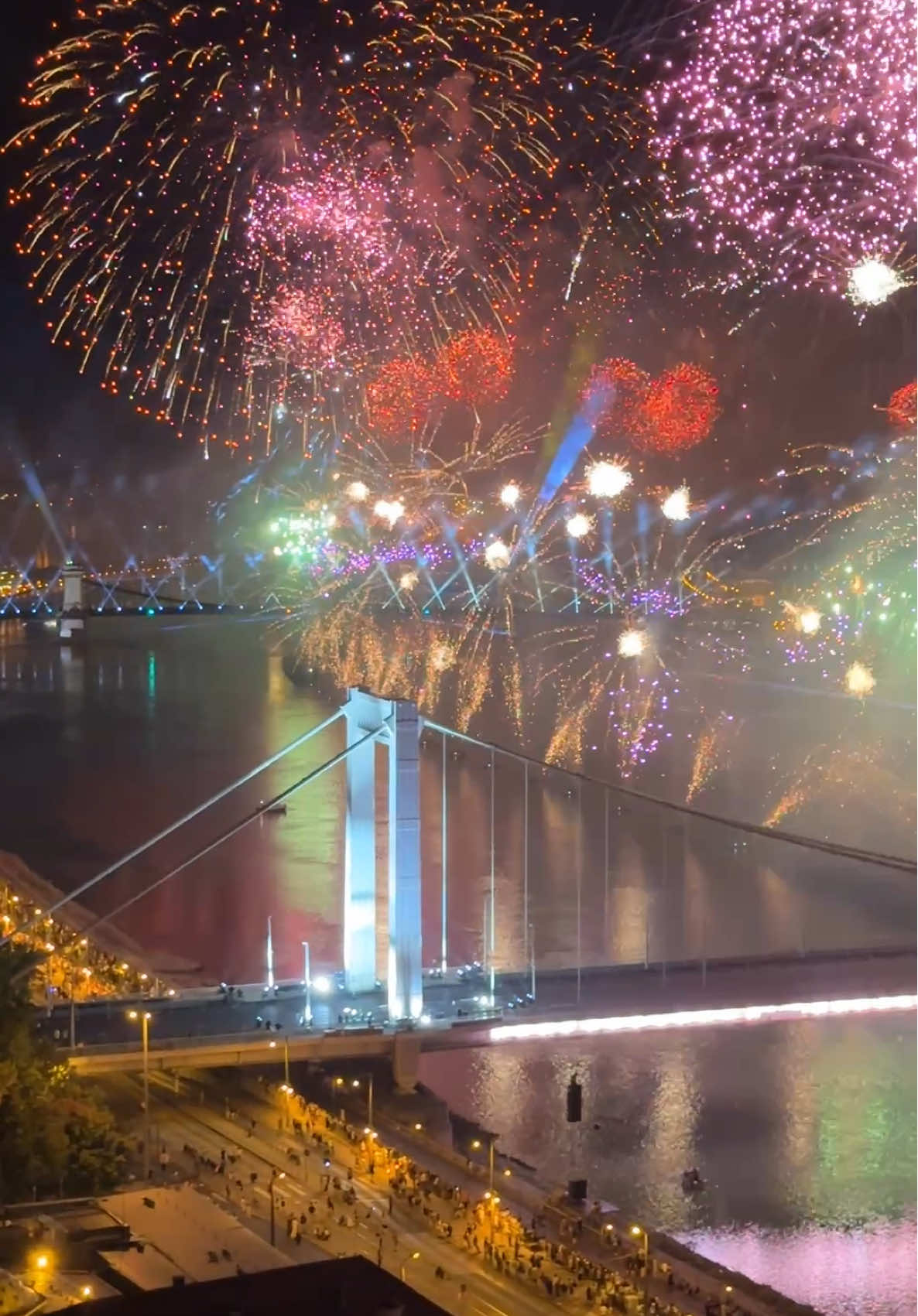 Budapest’s skyline illuminated by fireworks, celebrating Hungary’s national day with unforgettable views.😍🎇 Every August 20th, Budapest becomes a stage where fireworks and history dance together in the sky.❤️🌃🎆 #budapest #budapesthungary #budapestfireworks #fireworks #tuzijatek #budapesttips #budapesttravel #budapestguide #budapestsummer #budapest2025 #budapest🇭🇺 #tűzijáték #fireworksbudapest 