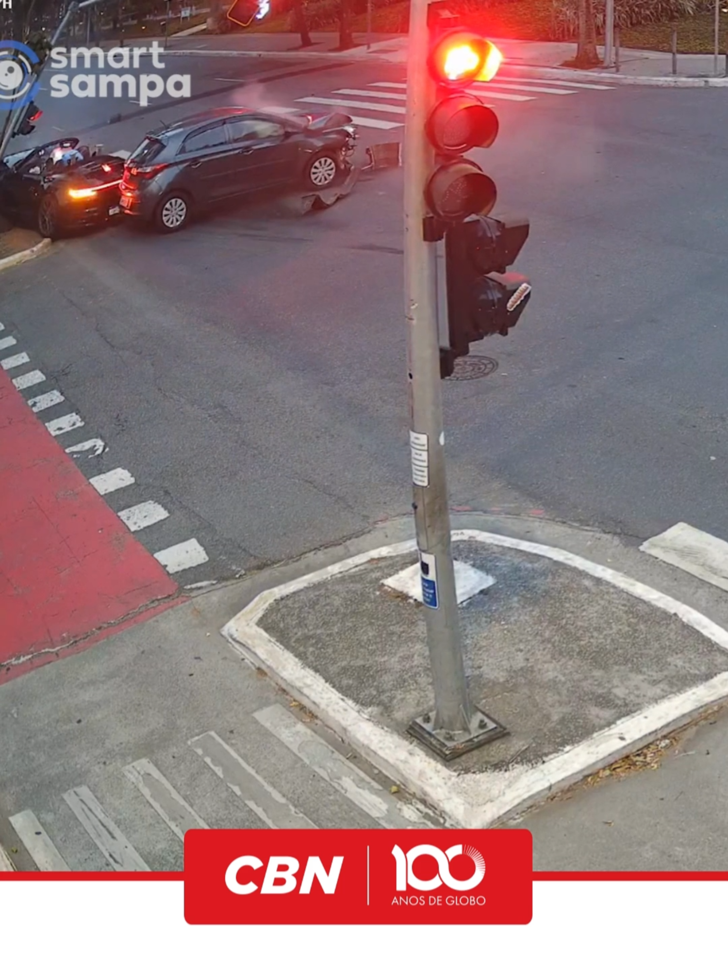 Uma câmera do programa Smart Sampa registrou o momento em que o Porsche com os influenciadores Gato Preto e Bia Miranda avançou o sinal vermelho da Avenida Brigadeiro Faria Lima e bateu em outro carro na manhã desta quarta-feira (20). Saiba mais no site ou app da CBN.  #NoArNaCBN #Porsche #GatoPreto #BiaMiranda #SP