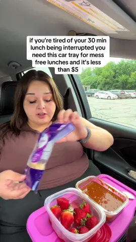 Eating healthy on a 30 min lunch in my car with some turkey chili and strawberries on the side #wieiad #healthylunch #carlunch 