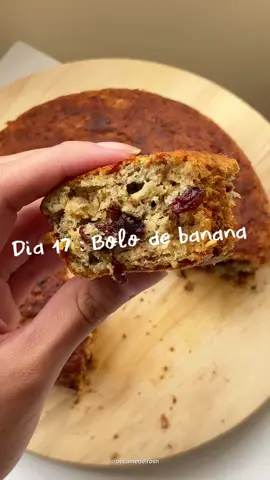 Dia 17 : Bolo de banana funcional ✨ (Eu sei que vocês não gostam muito de receita com banana, mas esse bolinho aqui é tudo com um cafezinho 🤌🏻🫶🏻) Já me siga para não perder nenhum dos próximos episódios ✨ Ingredientes  2 ovos 2 bananas amassadas 1 colher de chá de açúcar demerara 8g de manteiga Becel 20g de aveia em flocos 60g de Mix de farinha 11g de chocolate amargo sem lactose  20g de uva passas  1 colher de chá de fermento químico  Como fazer o mix de farinhas?: 40g de farinha de arroz 20g de farinha de amêndoas  Modo de preparo: vídeo acima ⬆️  Informações nutricionais: ~97kcal por pedaço (renderam 8 porções de 50g) CHO 14,6g PTN 2,8g LIP 3,3g #receitas #receitasfit #bolo #fyp #nutricao 