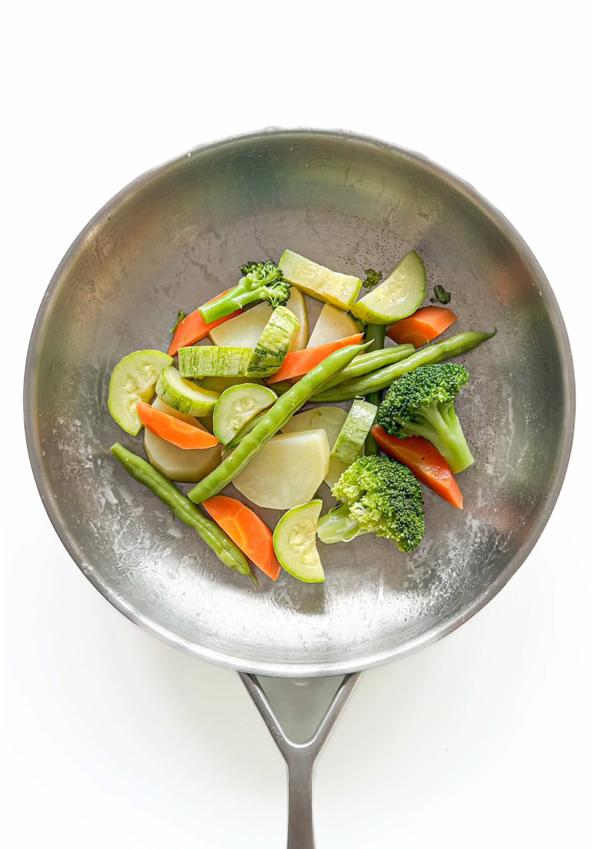 Como cozinhar legumes para semana! (Igual restaurante chique) 🥕🥔🫛  📌 Salva essa receita para lembrar de fazer. 👯‍♀️ Envie para aquele amigo que vai gostar.  Como higienizar? Eu uso uma solução de água sanitária que chama hipoclorito, vende em qualquer supermercado.  Esse é o método mais recomendado e eficaz eficaz para eliminação de microrganismos e resíduos de agrotóxicos.   Passo a passo 1. Adiciono 1 colher de sopa por litro de água em uma bacia. 2. Mergulho os legumes por 10-15 minutos. 3. Enxáguo em água potável. 4. Seco e ta pronto para usar ou guardar. Legumes que eu preparei Batata inglesa (carboidrato de baixa caloria) Cenoura (carboidrato nutritivo) Cozidos por 8-10 minutos - começa na água fria e conta quando começar a ferver. Vagem (fibras e proteína) Abobrinha (nutritivo e baixa caloria) Brócolis (nutritivo e baixa caloria) Cozidos por 4-5 minutos - começa direto na água fervente. Armazenamento Na geladeira por até 5 dias. No congelador por até 30 dias. 🎬 siga o passo a passo do vídeo para preparar. Se você curtiu, compartilhe essa receita com aquela pessoa que gosta de uma receita fácil e saudável. Marque o “@“ aqui nos comentários👇 #legumes #receita #receitas #receitasimples #tiktokreceita 