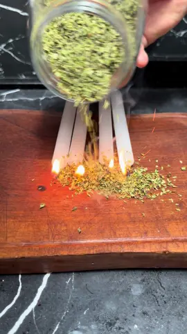 É só jogar orégano nas velas acesas! #dicas_utilidades #facavocemesmo #utilidadepublica 