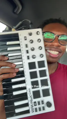 mpk mini at the thrift holy moly lol i hope it works 