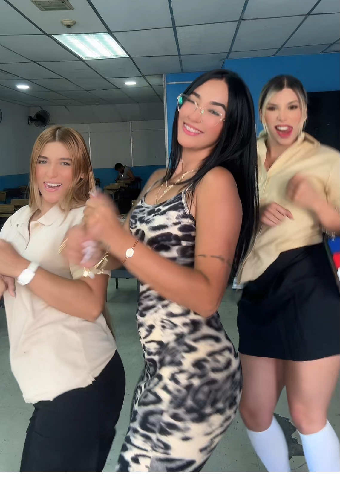 Las puse a bailar 😍 @Adrianita🌼 @La Sifrina 👠💙💚  #laprofe #girls #paratiiiiiiiiiiiiiiiiiiiiiiiiiiiiiii #qlqesteliceo 
