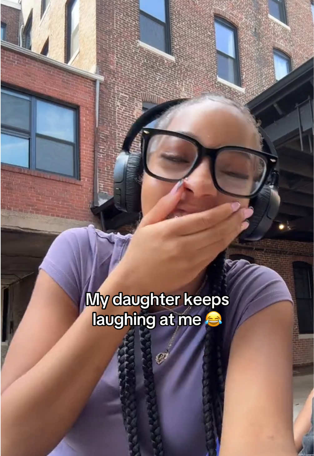 My daughter tried to hold it in but she couldn’t lmbo she just kept laughing at me because I could not twist my tongue 😂🥴😜😂😂 #momsofdaughters #momsanddaughters #relatablemomcontent #momcontent 