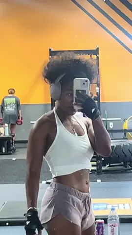 Just a quick upper body day check in today 🥹💪🏽 idk I’ve been taking these past couple days of being in the gym personal and not recording as much. It’s just been more like therapy for me. 