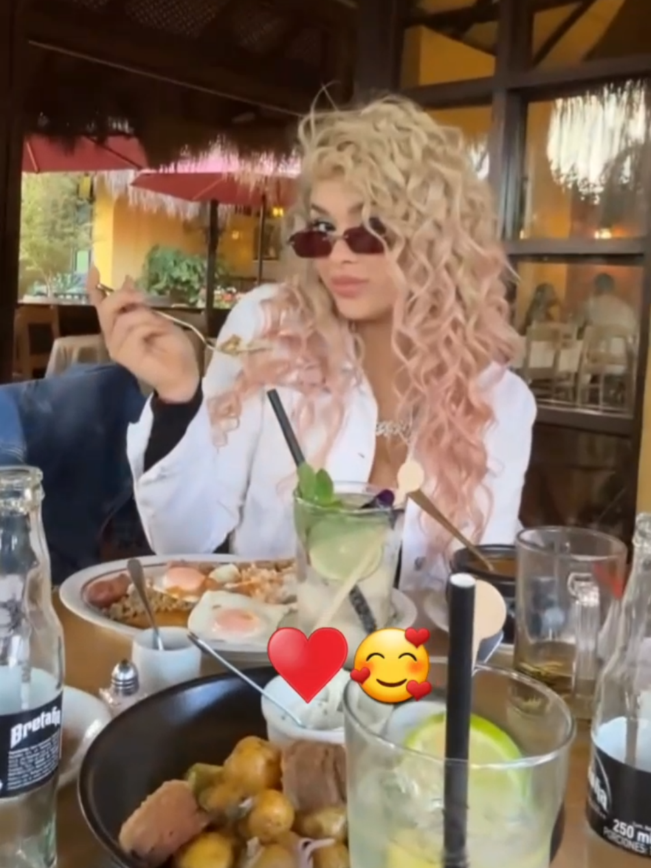 maria julissa probando comida colombiana🥰 #mrstiven #mariajulissa #medellin🇨🇴 #mexico🇲🇽 #amor❤️ 
