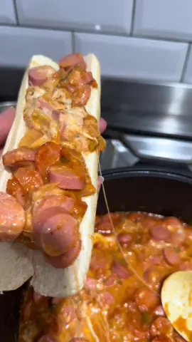 Estas salchichas con salsa casera y queso son otro nivel 🔥 En 15 minutos tenés alto plato con lo que hay en la heladera. ¿Las hacés? Etiquetame si probás esta bomba 👇  • 6 salchichas largas o 12 de las clásicas   • 1 cebolla  • 1/2 morrón verde  • 1/2 morrón rojo  • 1 tomate grande    250 gramos de puré de tomate  • 1 cda de aceite   • Sal, pimienta y orégano  • 150 g de queso mozzarella o queso cremoso Espero que les guste, Nan 🫶🫶 #mamamelliscocina #salchichas #viral #recetaviral