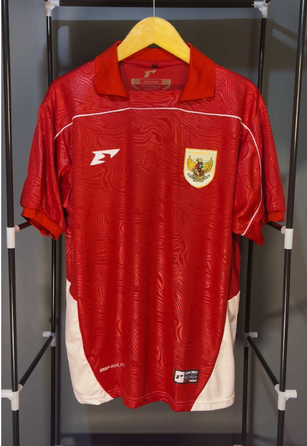 Jersey Timnas 2025 vibes-nya gila banget sih 🤩 cocok buat nonton bola bareng temen atau sekalian jadi outfit daily lo #jerseytimnas #timnasindonesia #jerseytimnasindonesia #erspo 