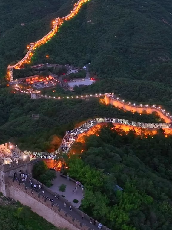 🌌✨ La Gran Muralla bajo las estrellas ✨🌌 Un recorrido nocturno por Ba Da Ling revela la majestuosidad de la Gran Muralla de China 🇨🇳🔥. Entre luces y montañas, esta maravilla milenaria sigue uniendo pasado, presente y futuro 🌍❤️. #MurallaChina #CulturaChina #PatrimonioMundial #SabiduríaMilenaria #DiplomaciaCultural #ChinaGlobal
