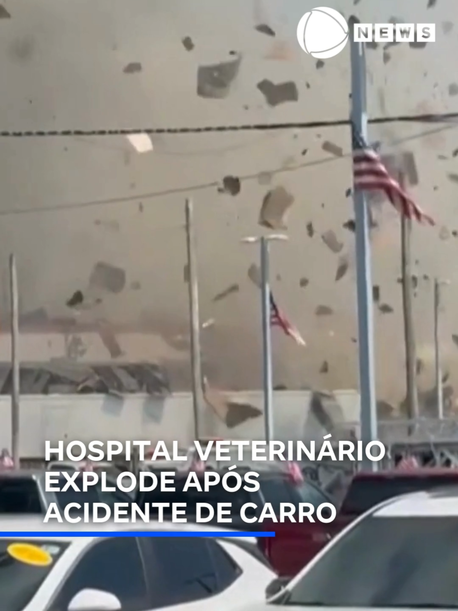 Um hospital veterinário explodiu após um acidente durante uma perseguição policial na Carolina do Norte, nos Estados Unidos. Imagens mostram os segundos após a explosão. O carro em fuga bateu em uma tubulação de gás, provocando o incêndio. O hospital ainda estava em construção e seria inaugurado no próximo mês, o que evitou vítimas. Três bombeiros ficaram feridos enquanto combatiam as chamas. Segundo a polícia, o motorista fugiu do local, mas já foi capturado. 📲 #RecordNews