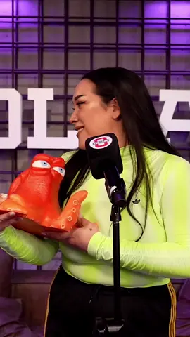eve recibe su premio a pulpo del año 