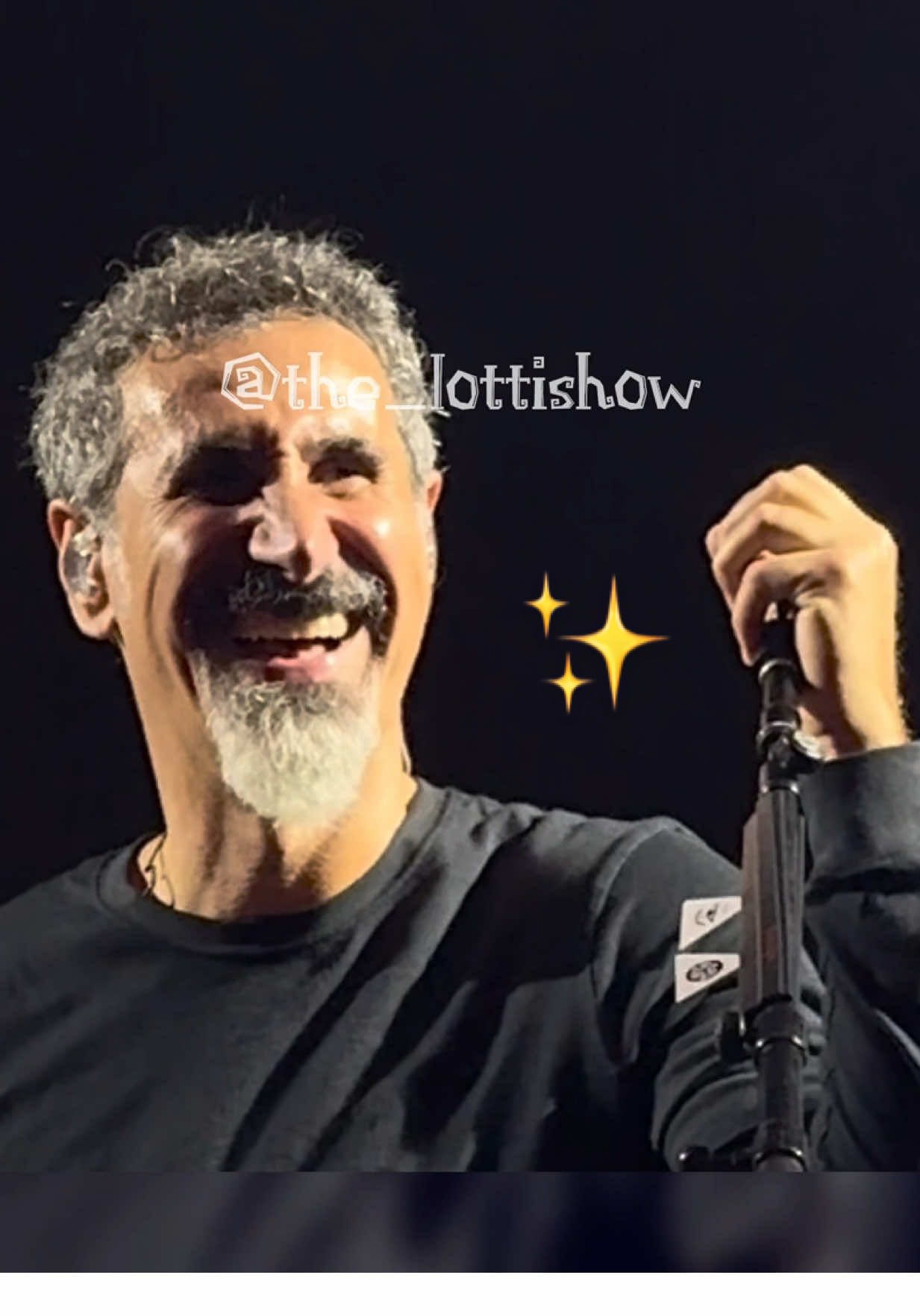 Demoraram uma eternidade, neh meus queridos… 😖✨ @systemofadown @Serj Tankian  . . . #soad #systemofadown #foyoupage #wakeup #serjtankian 