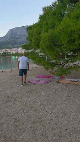 Redarstvo i komunalci u još jednoj jutarnjoj misiji za uredne plaže, čiste i dostupne svima. 💪 Hvala svima koji podržavaju red, isprike svim gostima i građanima koji nam pišu s cijele Makarske rivijere, a ne stignemo svima ni odgovoriti.  Podsjećamo, Makarski komunalac je nadležan samo za Grad Makarsku, ostale općine na rivijeri imaju svoje službe koje su zadužene za red u njihovim mjestima. #makarskikomunalac #makarska #makarskariviera  #croatia 