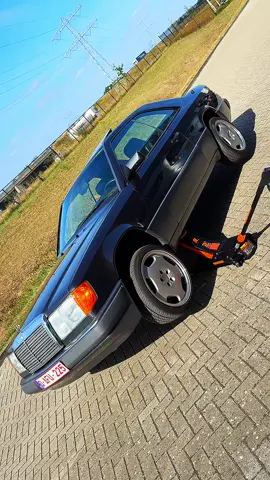 Electric jack on battery #w124 #mercedesw124 
