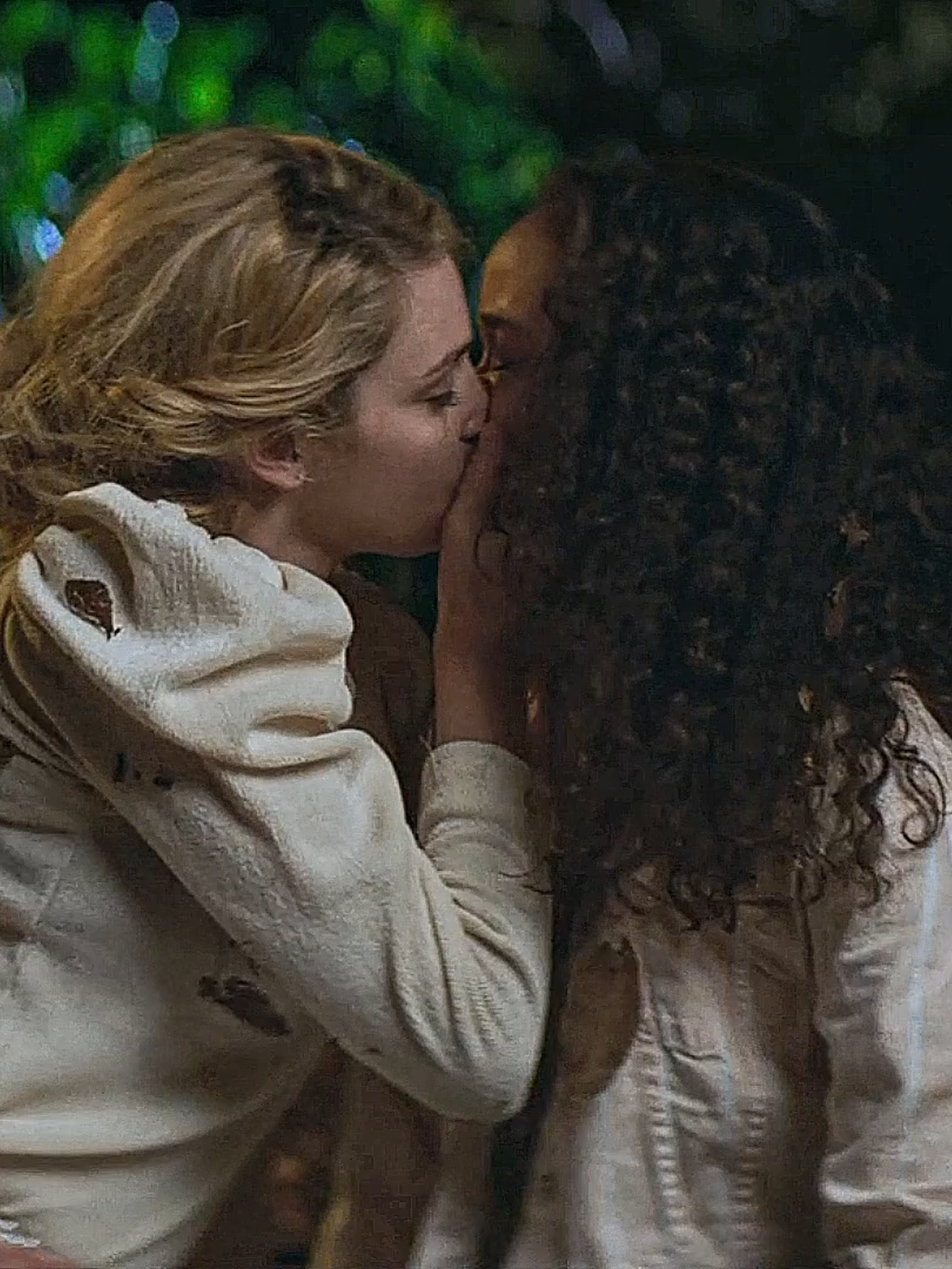 medusa (2021) Dir. Anita Rocha da Silveira Sinopse: Devota à igreja, Mari é parte de uma gangue que exige a perfeição de todos. Quando um plano dá errado, Mari enfrenta os piores demônios: os que vivem dentro dela. #cinemabrasileiro #filmenacional #medusa #globoplay #anitarochadasilveira #aestheticedits #film #edit #nacional #igreja #igrejaevangelica #cinemaqueer #cinemalgbt #horror #terror #foryou #fypp #viral