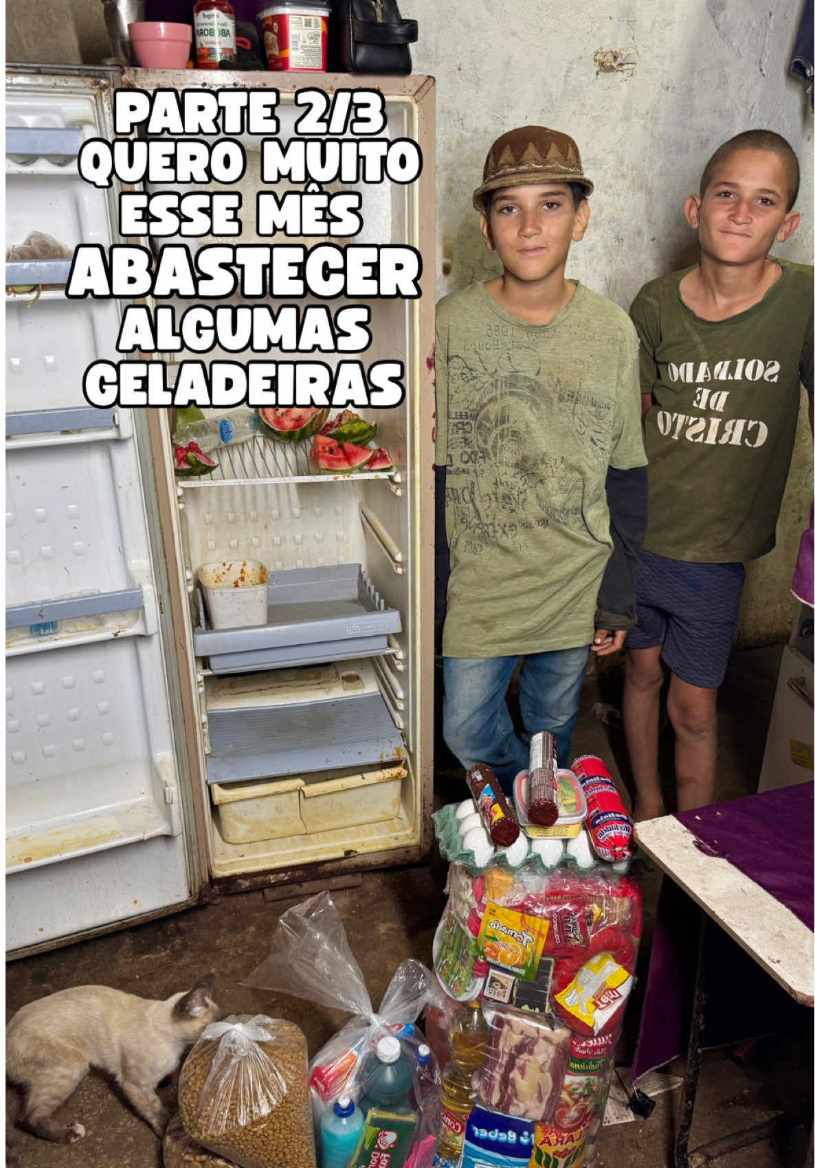 Há alguns anos temos tentado abastecer as geladeiras de algumas famílias. Nem sempre conseguimos, por falta de recursos, mas todos os meses lutamos para levar alimento e esperança para dentro de cada casa do projeto.