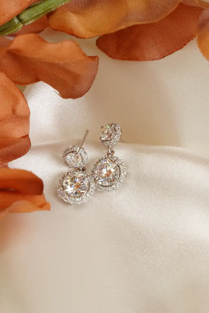 Twice the halo, twice the sparkle. These drop earrings don’t whisper — they shine. 💎 #MoissaniteEarrings #Diamond #EthicalGlam #MoissaniteCo #Halo #Earrings #Anniversary #JewelryGift #GiftIdea