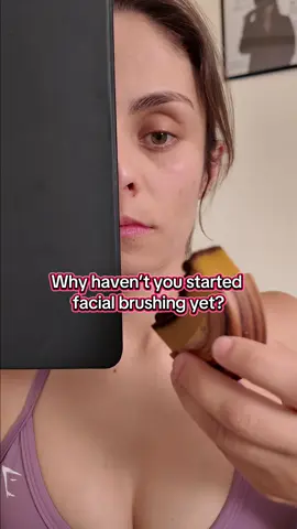 This is 100% real! No fillers, no makeup, no Botox! Just this amazing brush and talking the time to take care of me! #drybrushing #guasha #facialbrush #lymphaticdrainage #lymphaticdrainagemassage 