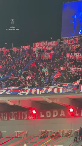 Los hinchas de la @Club Universidad de Chile haciéndose sentir en la cancha de #Independiente 🤯 CONMEBOL #Sudamericana #TikTokDeportes #LaGranConquista  