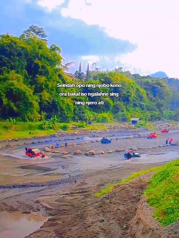 KALI KUNING merupakan salah satu rute Wisata Jeep Lava Tour lereng merapi sisi selatan, disamping obyek-obyek lainnya seperti petilasan Mbah Marijan, Bangker, Batu Alien, Makam Mbah Marijan, Musium Merapi dan Musium Petung.   Jalan – jalan yang dilalui kebanyakan cukup ekstrim, sehingga cocok untuk refresing dan uji nyali, terlebih wisatawan yang berjiwa petualang. Diantara rute dan obyek yang cukup menantang bagi wisatawan Jeep adalah, perlintasan di bantaran kali Kuning ini.Dengan media kubangan – kubangan yang penuh dengan air, armada jeep dengan penumpangnya, melaju kencang menerjang kubangan tersebut, hingga timbul percikan-percikan air yang mengasikkan.Bagi yang belum pernah melihat apalagi merasakan tantangan tersebut, silahkan buktikan, akan menghibur dan menjadikan fresh kembali.♥️ Source:pemkabsleman #katakatajawa #kalikuningmerapi #jeepmerapi  #kalikuning 