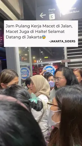 Welcome to Jakarta! 🫣  —  Selain citylight yang mempesona, Jakarta juga menyimpan cerita perjuangan warlok yang nggak kalah berat. Lelah seharian kerja, pulangnya masih harus berhadapan sama macet panjang. Naik transportasi umum? Sama padatnya. Nggak heran sih… warga Jakarta itu tangguh-tangguh! 💪 —  Gimana pendapat lo? 🤔  .  .  .  #jakartasiders #beritajakarta #seputarjakarta #jakartahits #jktinfo #jakartaterkini #infojkt #jkthits #jakartakeras
