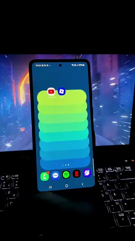 ¿Qué es Roblox y por qué es tan popular entre los jóvenes? Roblox es una plataforma de juegos en línea que permite a los usuarios crear, compartir y jugar millones de experiencias diseñadas por otros usuarios. Lanzada oficialmente en 2006, ha ganado una inmensa popularidad entre niños, adolescentes y jóvenes de todo el mundo, especialmente por su enfoque en la creatividad y la comunidad. Lo que diferencia a Roblox de otros videojuegos es que no es un solo juego, sino un universo virtual donde puedes encontrar todo tipo de mundos: desde simuladores de trabajos, aventuras, carreras, hasta experiencias de terror, rol o educación. Esto es posible gracias a Roblox Studio, la herramienta gratuita de desarrollo que cualquier usuario puede usar para crear sus propios juegos y compartirlos con millones de jugadores. ¿Cómo funciona Roblox? Para comenzar a jugar en Roblox, solo necesitas crear una cuenta gratuita. Desde ahí, puedes explorar miles de juegos creados por otros usuarios. Cada juego tiene sus propias reglas, estilo gráfico y mecánicas. Algunos de los más populares incluyen Brookhaven 🏡RP, Adopt Me!, Blox Fruits, Pet Simulator X y Tower of Hell. Roblox se basa en un modelo de economía virtual, donde los jugadores pueden comprar y usar Robux, la moneda del juego. Con Robux, puedes adquirir ropa para tu avatar, habilidades especiales o beneficios dentro de los juegos. Los desarrolladores también pueden ganar Robux con sus creaciones, e incluso convertirlos en dinero real a través del sistema de monetización de Roblox. Creatividad sin límites Una de las claves del éxito de Roblox es que fomenta la creatividad. Cualquiera puede ser desarrollador, diseñador o programador. No necesitas ser un experto: hay tutoriales, plantillas y una comunidad activa que ayuda a los nuevos creadores. Muchos niños y adolescentes han creado juegos exitosos y han aprendido habilidades como lógica de programación, diseño gráfico y trabajo en equipo, todo dentro de la plataforma. Además, Roblox Studio permite crear experiencias en 3D, usar animaciones, sonidos, scripts en lenguaje Lua, y ofrecer multijugador en tiempo real. Esta libertad creativa convierte a Roblox en una herramienta educativa potente. Comunidad y seguridad Roblox tiene una enorme comunidad global, con más de 200 millones de usuarios activos mensuales. Parte de su éxito se debe a su enfoque en la personalización del avatar, las interacciones sociales y la capacidad de jugar con amigos en cualquier parte del mundo. Sin embargo, debido a su público joven, también se han implementado medidas de control parental, moderación y filtros de chat para mantener la seguridad de los usuarios. Los padres pueden configurar límites de acceso, controlar las interacciones sociales y ver la actividad de sus hijos dentro del juego. ¿Por qué a tantos les gusta Roblox? Ofrece variedad infinita de juegos para todos los gustos. Fomenta la creatividad y el aprendizaje. Se puede jugar en móvil, PC, consola y tablet. Tiene una comunidad activa y muchas actualizaciones. Es un espacio social para hacer amigos y jugar en grupo. Roblox ha trascendido el mundo del gaming y se ha convertido en una plataforma donde millones de jóvenes pueden crear, explorar, aprender y divertirse. Y lo mejor es que su crecimiento continúa, con eventos en vivo, conciertos virtuales y colaboraciones con marcas globales. #robloxx #giveaway #robux #robloxmemes #robloxadoptme 