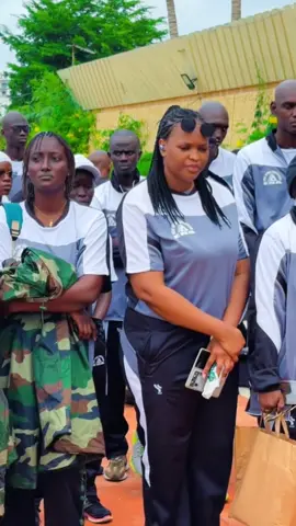 Départ des nouveaux élèves de l’ENA pour le stage militaire Les nouvelles promotions de l’École nationale d’administration ont pris le départ, ce lundi 18 août, pour leur stage militaire prévu à L’ENOA de Thies et à L’ENSOA de Kaolack (Koutal). Avant leur départ, elles ont reçu les sages recommandations du Directeur général et de l’ensemble de leurs encadreurs, afin de les préparer à cette étape importante de leur formation. Ce stage constitue un moment essentiel dans le parcours des élèves de l’ENA, car il contribue à renforcer la discipline, l’endurance et l’esprit de solidarité qui fondent les valeurs du service public. L’ENA leur adresse ses meilleurs vœux de réussite et de plein succès durant cette période d’apprentissage exigeante et enrichissante. #ena #EnaSenegal #ecolenationaledadministration 