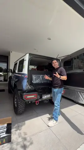 “¡Qué emoción! 🔥 Hoy le dimos un cambio increíble a mi Jimny 🚙✨ Instalamos las nuevas calaveras y el organizador de ventana @TERCKO… ¡y no puedo estar más feliz con el resultado! 😍 Cada detalle suma para que la aventura sea más cómoda, funcional y con estilo. 🌄 ¿Listos para llevar su 4x4 al siguiente nivel? 💪 #Tercko #OverlandLife #OffRoadMéxico #SuzukiJimny #Accesorios4x4”
