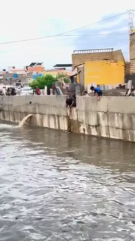 A man rescuing a cat in Karachi in rain floods ♥️