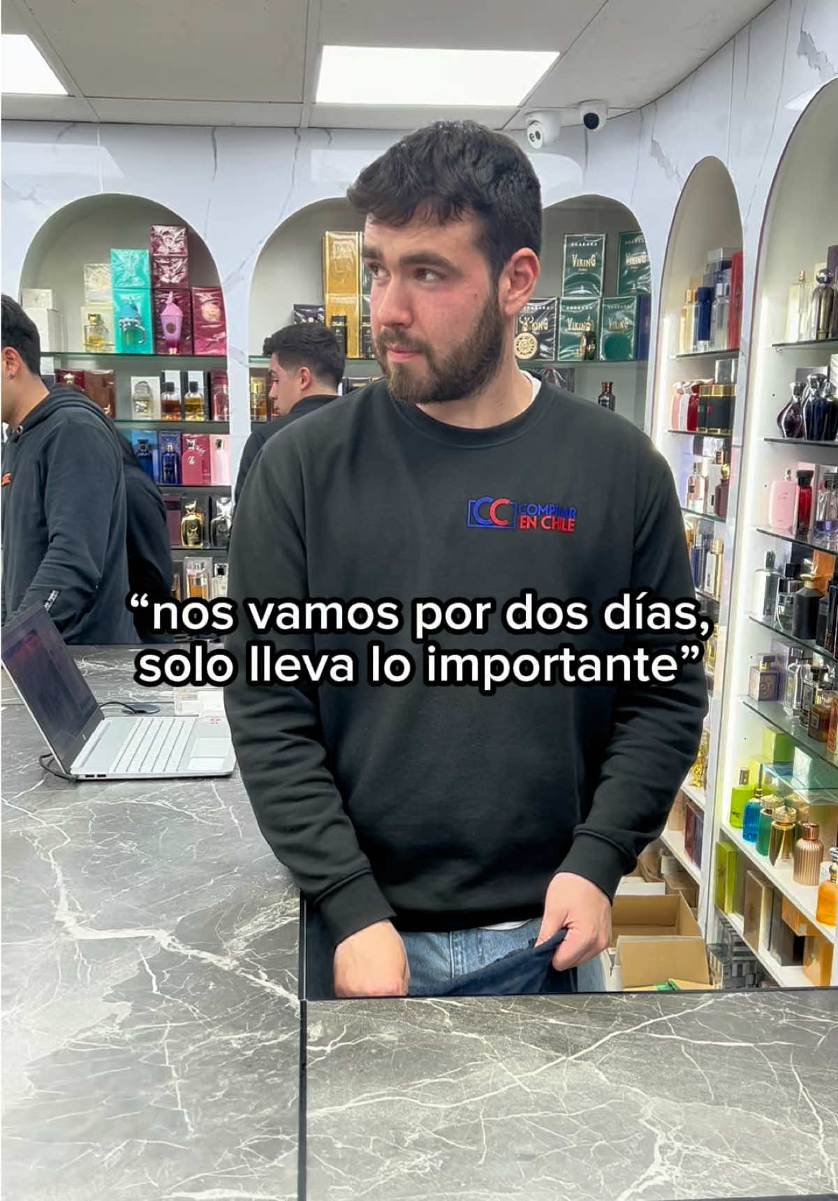Aunque salgas solo por dos días… no olvides tus perfumes. Porque uno nunca sabe qué puede pasar, y mejor que te recuerden por tu aroma y no por tu ausencia. 😅 En Comprar en Chile encuentras perfumes de diseñador y perfumes árabes perfectos para cada ocasión. 👉 ¿Eres de los que siempre lleva perfumes en la maleta o confías en la suerte? #perfumes #perfumería #perfumesarabes #comprarenchile #viajes