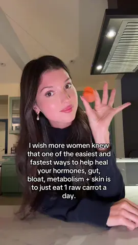 That’s because raw carrots contain unique fibers that bind to excess estrogen and endotoxins in the gut, clearing them out before they can cause bloating, breakouts, and hormone imbalances! #wellness #detox #guthealth #clearskin #womenshealth 