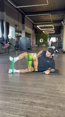 💡 Quadris fortes = joelhos protegidos. Se existe um exercício simples e poderoso para ativar o glúteo médio e blindar as articulações, é este aqui: abdução de quadril sentado com miniband. 🔹 O que faz? 👉 Ativa intensamente glúteo médio, mínimo e TFL, músculos que controlam a estabilidade lateral da pelve e evitam que o joelho “caia para dentro” (valgo dinâmico). 👉 Melhora a postura pélvica e reduz compensações que sobrecarregam a lombar e os joelhos. 👉 Fortalece os estabilizadores do quadril — fundamentais para corrida, saltos e esportes que exigem mudanças de direção. ⚡ Por que importa? ✔️ Previne dores lombares e sobrecargas no joelho. ✔️ Constrói uma base estável para agachamentos, avanços e movimentos atléticos. ✔️ Excelente tanto em aquecimento (pré-ativação) quanto em protocolos de reabilitação. 🔥 Simples, prático e eficiente: cada repetição aqui é um tijolo na blindagem do seu quadril e do seu joelho 👉 Teste esse exercício e sinta a diferença na estabilidade já nos próximos treinos! 🔖 Salve para lembrar e compartilhe com quem precisa fortalecer os quadris antes que a dor apareça. #QuadrilForte #GlúteoMédio #joelho #PrevençãoDeLesões #TreinoInteligente    