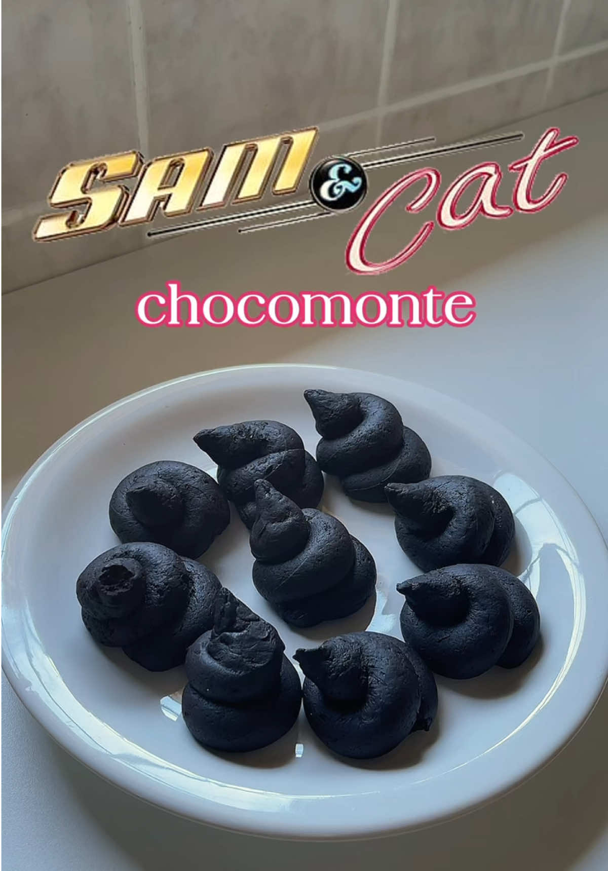 Chocomonte de Sam&Cat 🍫💩 @Netflix @Netflix Brasil @Nickelodeon  Ingredientes: 3 ovos  Meia xícara de açúcar  3 colheres de manteiga derretida 1 xícara de cacau ou Nescau  Meia xícara de trigo sem fermento (se for usar Nescau coloca 1 xícara de farinha ) Forno pré aquecido 180° de 15 a 20 minutos  #samecat #samecatcryingondiffirentsong #samecatdublagem #samecator #nickelodeon #nickelodeonuk #nickelodeonmemories #nickelodeonedit #nickeh30clips #nickelback #samecatbrasil #bibble #ariana #arianagrande #arianator #arianagrandeedits #arianagrandeedit #arianagrandebutera #nostagia #nostalgic #movie #series #seriesnetflix #serie #netflixseries #netflixbrasil #bibbles ##bibblesumett#bibblefairytopia #brilhantevictoria #brilhantevictoriabrasil #brilhante #brilhantevictoriaedit #samecat #samecatdublagem #samecatbr #pipoca #pipocadoce #pipocashow #pipocagourmet #pipocadeleiteninho #pipocando #pipocando #nickelodeon #nickelodeonuk #nickelodeonmemories #nickelodeonuniverse #nickelodeonshows #serie #serie #series #seriesnetflix #seriesturcas #serialtiktok #serietv #seriesindonesia #disneyland #disney #disneyworld #f #fyp #foryoupage #funny #football #freefire #fyp≥° #fypp #fypdongggggggg #cat #car #Kpop #seventeen #standwithkashmir #stitch #jesus #jungkook #lentejas #makeup #relatable #samecat #samecatdublagem #samecatbrasil #nickelodeon #nickeh30 #nickelodeonmemories #arianagrande #ariana #arianator #arianators #receita #net #netflixseries #animacao #series #nostagia #comida #f #fyp #foryoupage #funny #samecat #samecatdublagem #arianagrande #arianator #jannettemccurdy #jannette #waffles #sloppy #sloppywaffleadventures #sloppyjoe #f #fyp #foryoupage #funny #football #fyp≥° #fypp #fouryou #nickelodeon #nickinicole #nostagia #series #serieamericana #serie 
