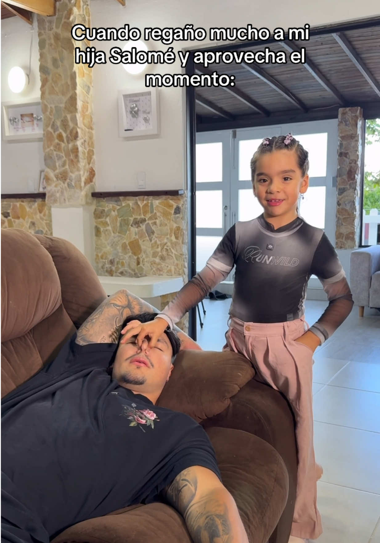 Salomé aprovechando el momento haha🤣
