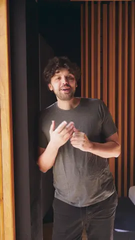🎬 Minha História #8 – As Canções Que Marcam A música mais ouvida do meu trabalho é “Cachoeira”, que carrega uma simbologia enorme com as minhas lives da madrugada. Eu sempre tocava essa canção um pouco antes de encerrar, para todas as pessoas que estavam precisando de um alento naquele momento. Mas a minha preferida é “Metade”, que escrevi para o meu coração — para a Marina. Acho que você também pode se identificar com ela. ❤️ 📹 @windistudio 📌 Episódio 8 de 12. Salva e comenta: qual dessas músicas você mais gosta — Cachoeira ou Metade? #MinhaHistória #HugoBranquinho #Cachoeira #Metade
