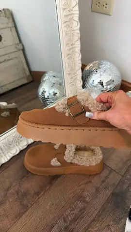 Platform cloggs to slip on when running outside!  #platformshoes #cloggs #fallshoes #uggdupes #fallfashion 