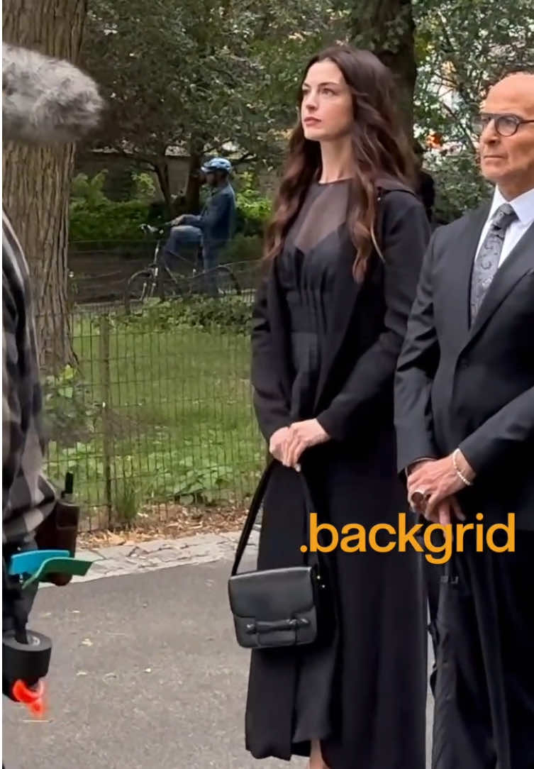 New video of Anne Hathaway and Stanley Tucci filming ‘The Devil Wears Prada 2’ in New York City today. @Anne Hathaway #annehathaway #stanleytucci #fyp